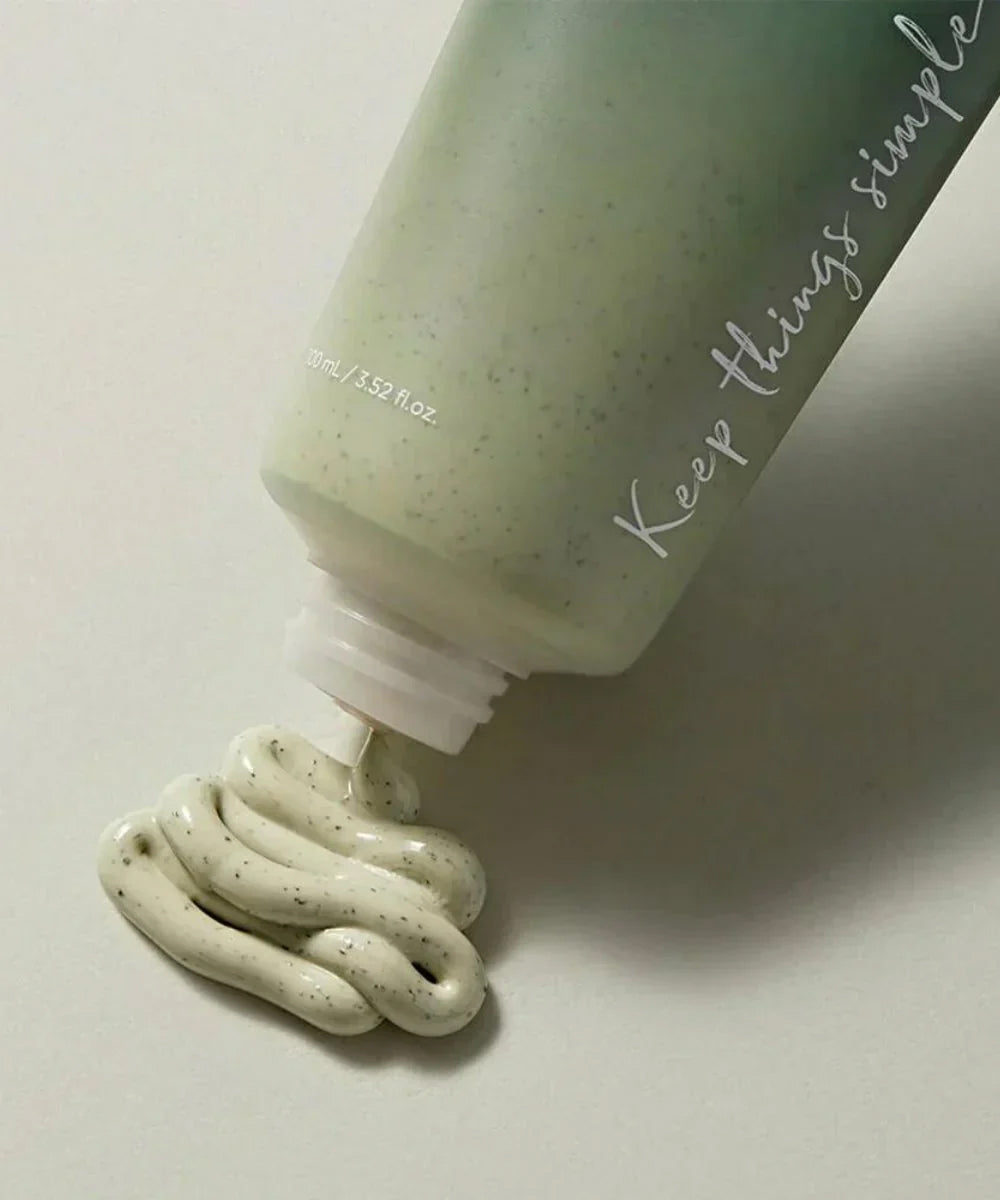 Kremet skum fra Anua Heartleaf Quercetinol Pore Deep Cleansing Foam 150ml presses ud på lys overflade.