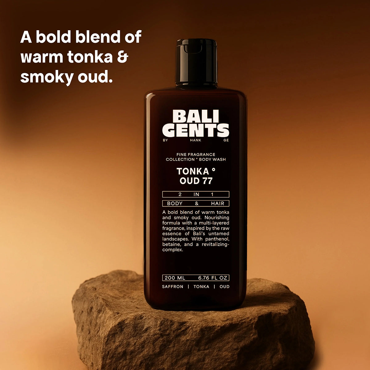 Flaske med Bali Gents Tonka Oud 77 body wash på sten, omgivet af varm, brun baggrund med tekstur og naturligt lys.