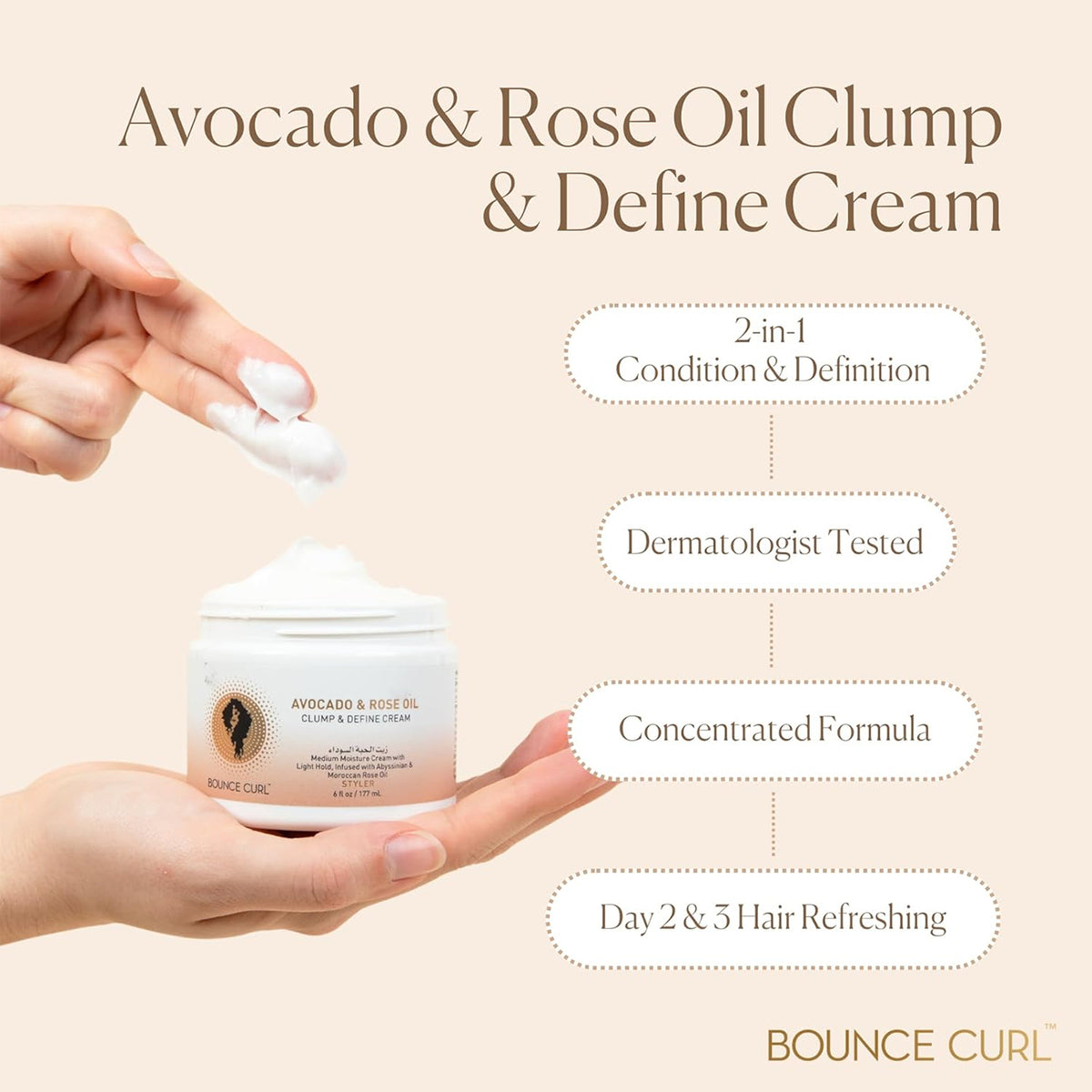 Hånd holder Bounce Curl Avocado & Rose Oil Clump and Define Cream 177ml med creme mellem fingrene mod beige baggrund.