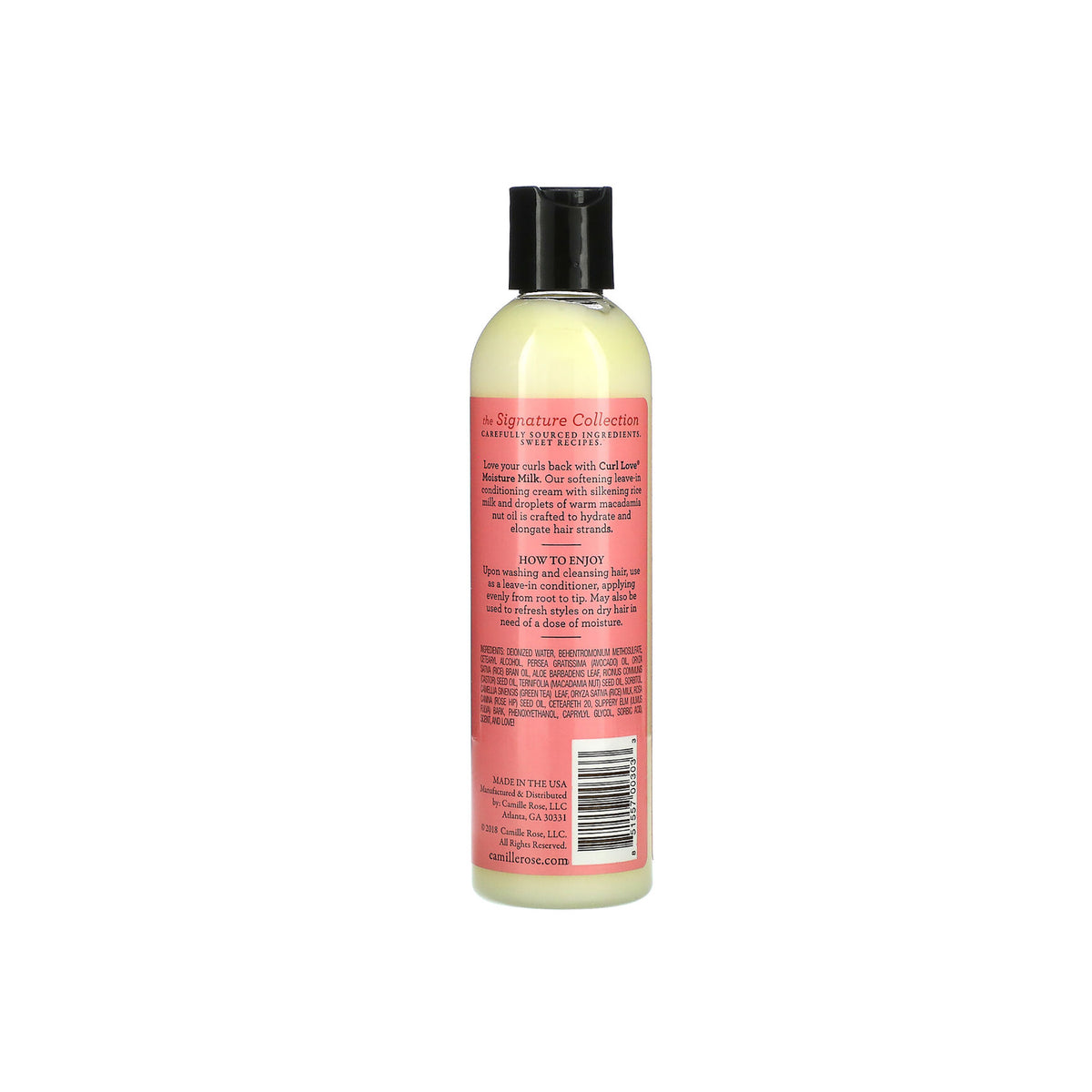 Klar plastikflaske med sort låg og pink etikette. Etiketten viser produktnavnet "Camille Rose Curl Love Moisture Milk 240ml" samt ingredienser og brugsanvisning. 