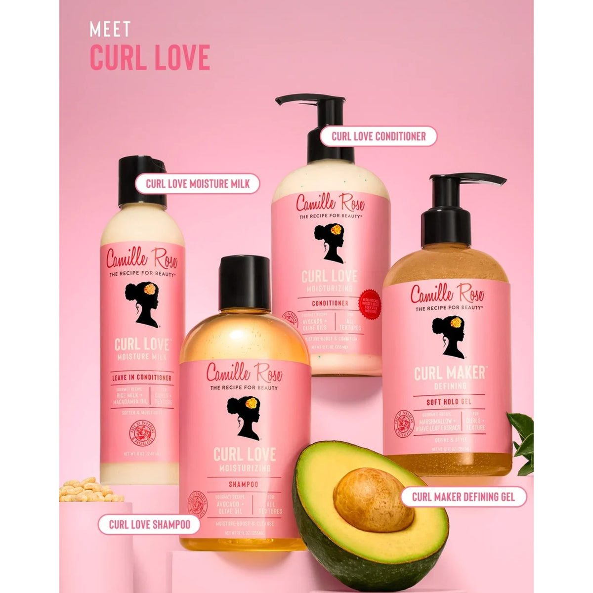Camille Rose Curl Love sæt med shampoo, balsam, moisture milk og Curl Maker gel på lyserød baggrund med avocado.