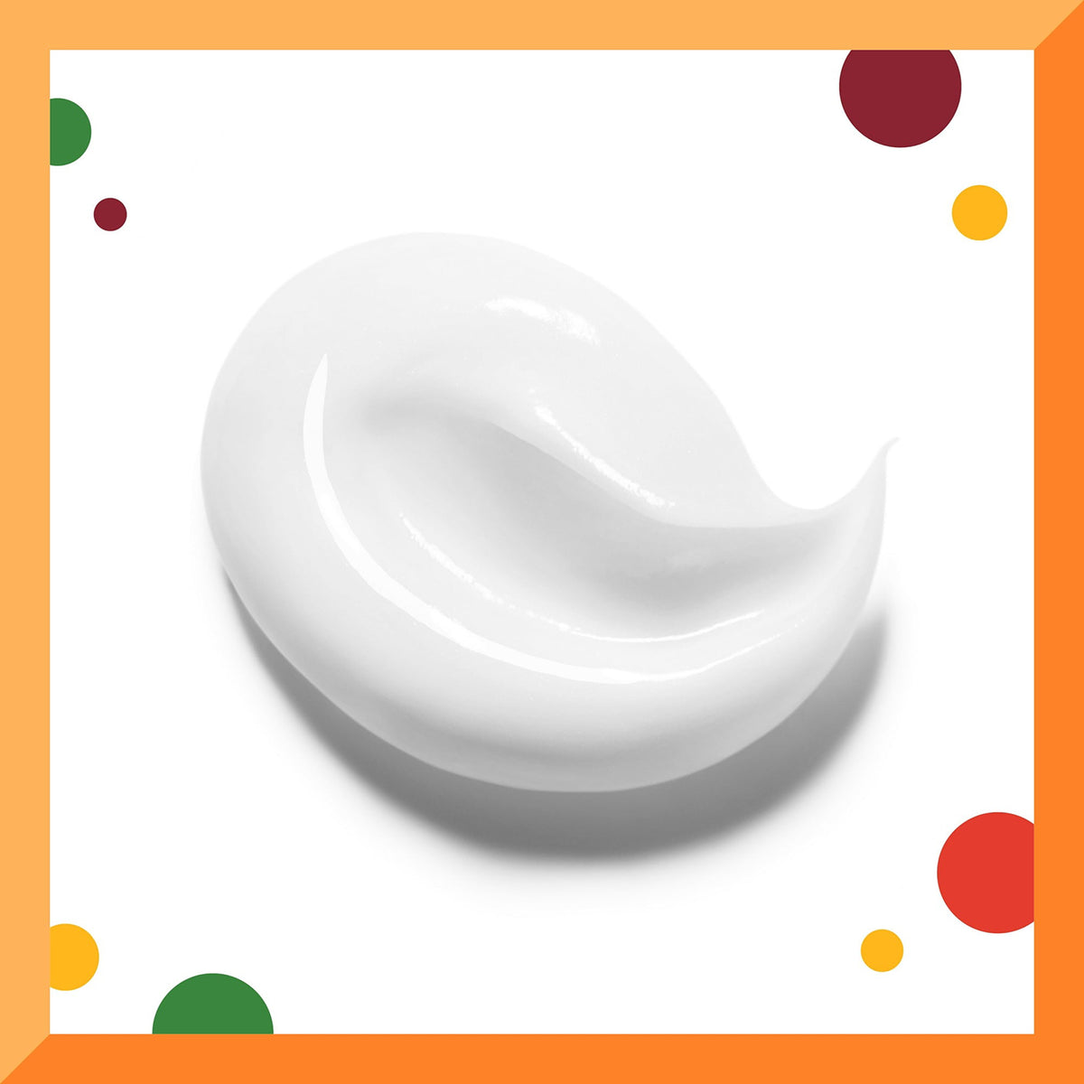 En hvid, cremet klat af Cantu For Kids Nourishing Conditioner på en hvid baggrund med en orange ramme og farvede cirkler i hjørnerne.