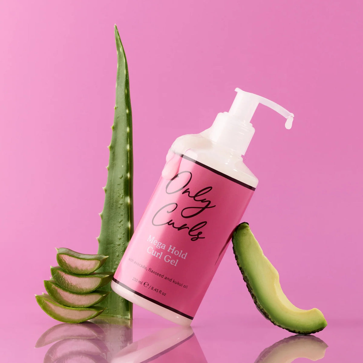 Only Curls Mega Hold Curl Gel 250ml – pink pumpetop close-up til stærk krølle-fixering og definition.