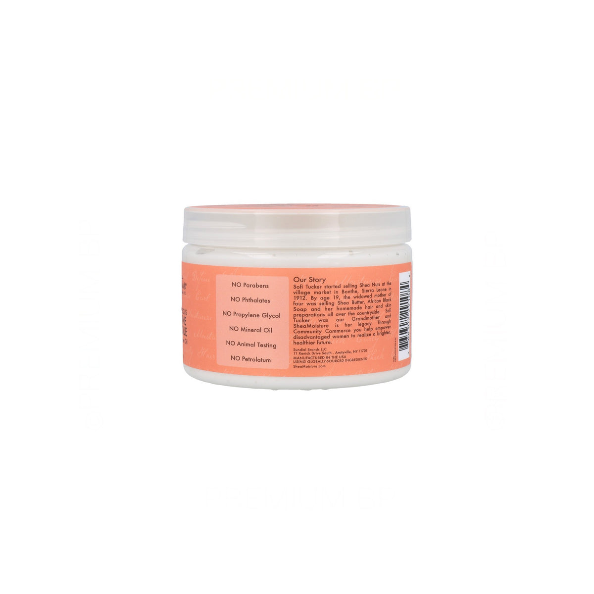 Nærbillede af bagsiden af en hvid beholder i plast med Shea Moisture Coconut & Hibiscus Curl & Shine Hair Masque (340 g), der viser brandets historie om Sofi Tucker og en liste over ingredienser, produktet ikke indeholder.