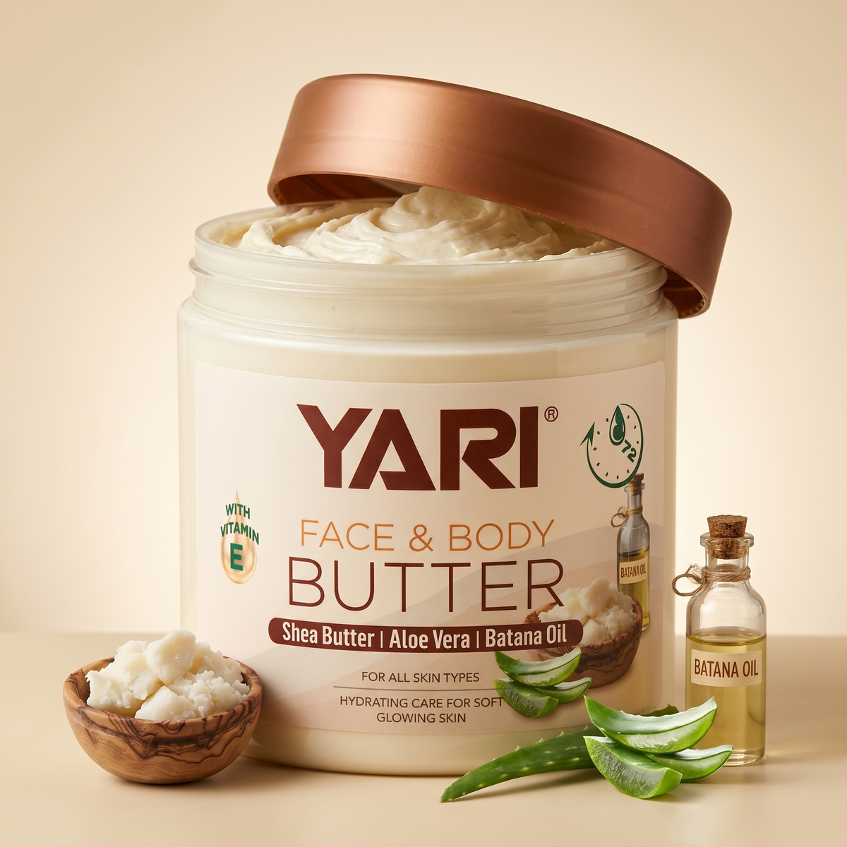Yari Face & Body Butter med shea, aloe vera og batana olie, omgivet af friske ingredienser.